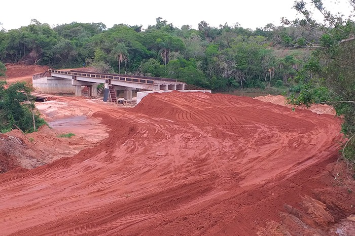 Prefeitura de Amambai e empresa terceirizada estão finalizando ponte de concreto na região da fazenda Alexandria
