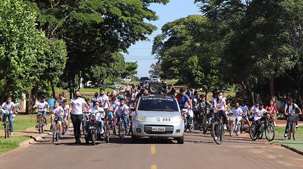 Escola Municipal Antônio Pinto da Silva realiza pedalada em celebração ao Dia das Crianças