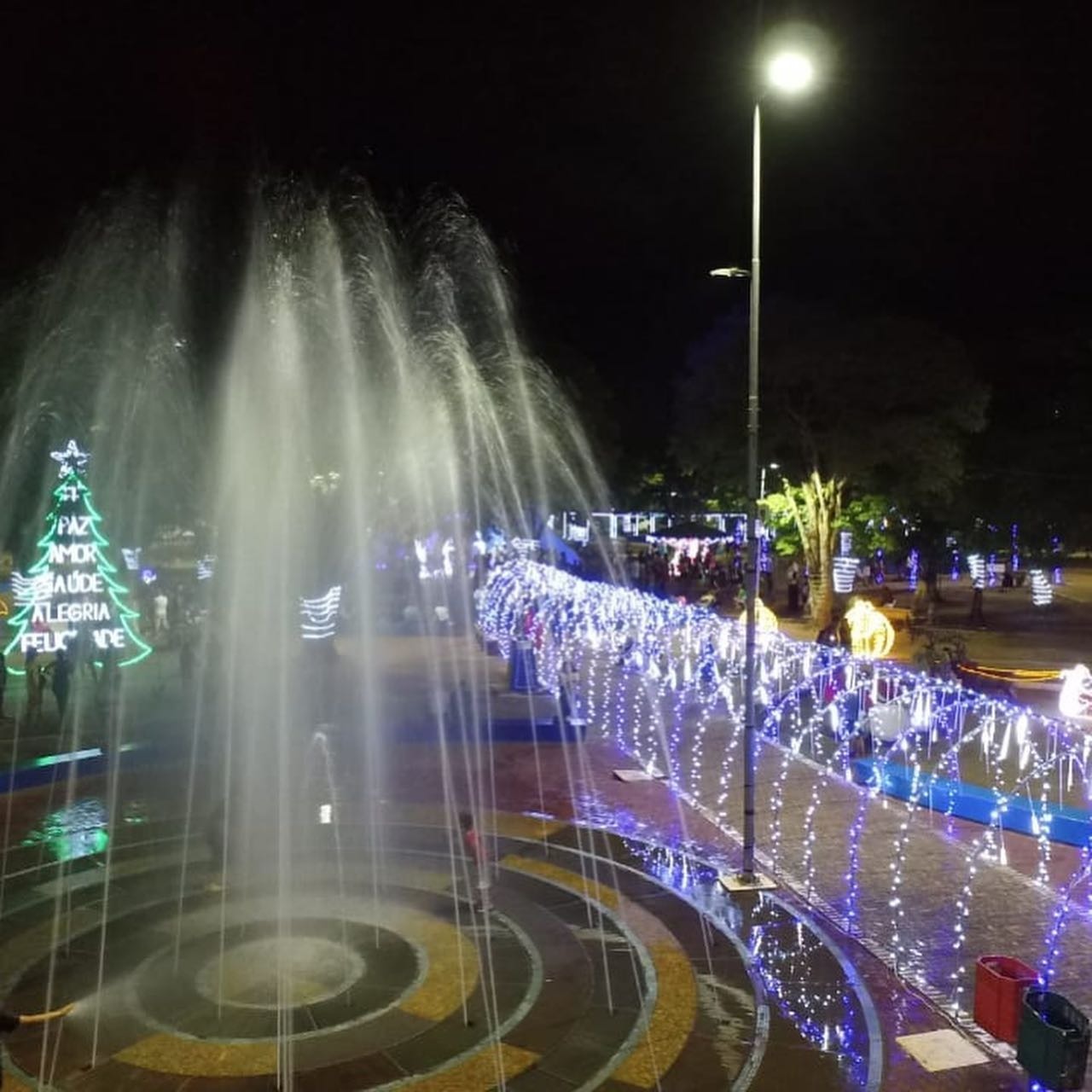 Prefeitura de Amambai inaugurou nesta sexta-feira Natal de Luzes no centro da cidade e na vila Limeira