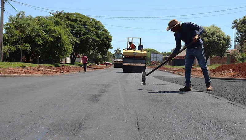 Prefeitura de Amambai inicia primeiros metros de capa asfáltica na vila Jardim Panorama