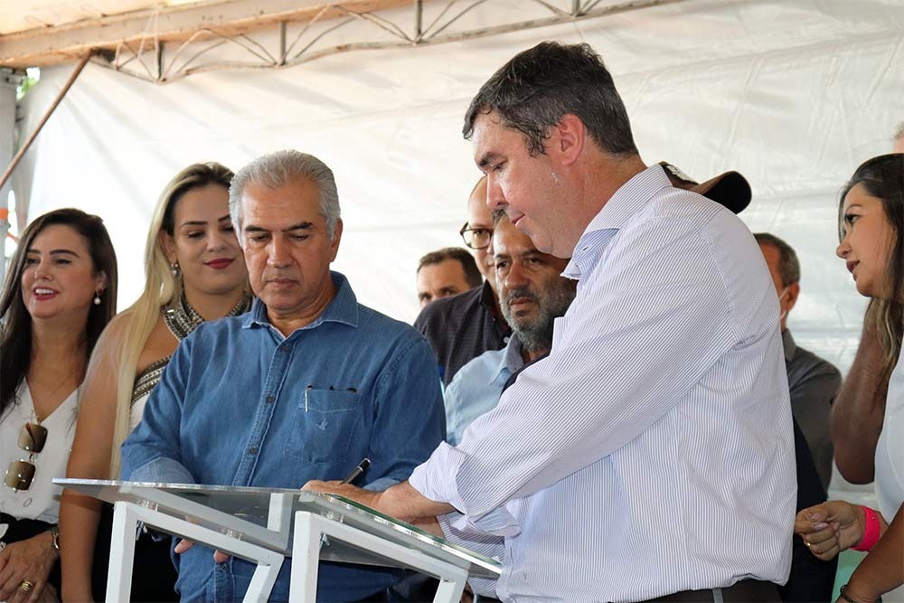 Em Coronel Sapucaia, Reinaldo Azambuja e Eduardo Riedel assinam convênio para construção de hospital municipal