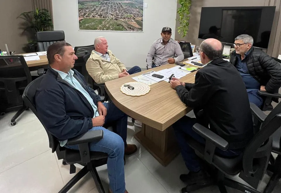 Prefeito Sérgio Barbosa participa de reunião em Juti para discutir melhorias regionais e infraestrutura rural