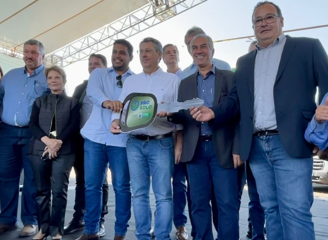 Durante agenda em Campo Grande, Dr. Bandeira recebe caminhão caçamba para infraestrutura do município