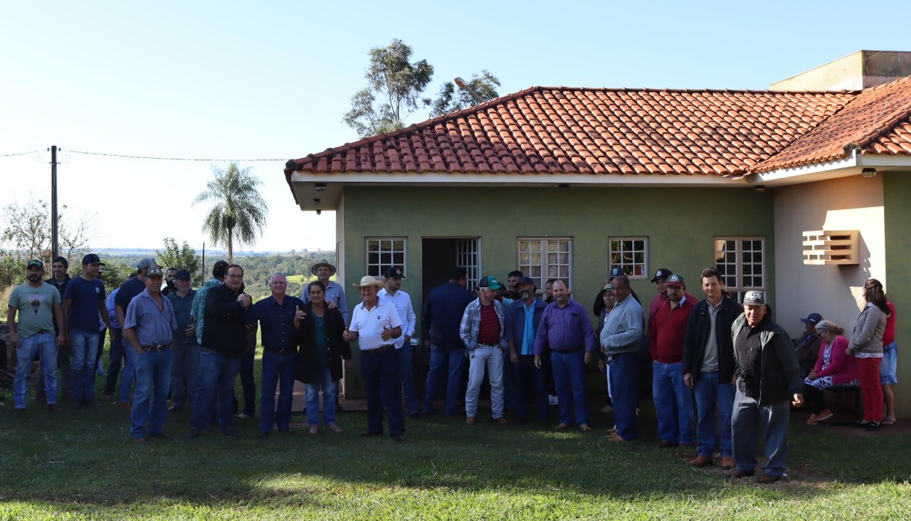 Prefeito de Amambai, Dr. Bandeira, entrega equipamentos e acompanha serviços nos assentamentos Guanabara e Sebastião Rosa da Paz