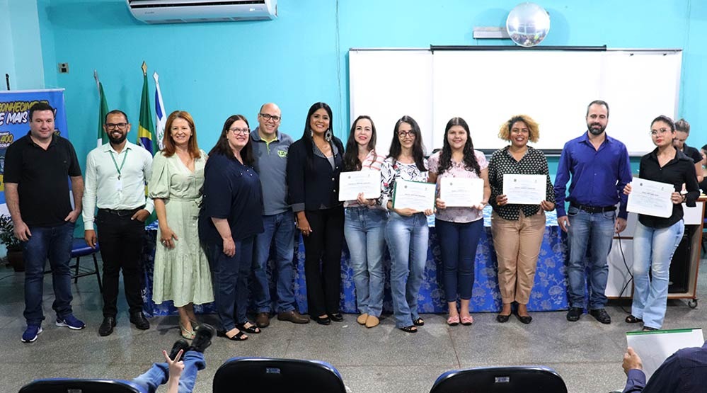 IFMS e SEMED entregam certificados aos alunos dos cursos de Inglês Básico I e II, Operador de Computador e Vendedor