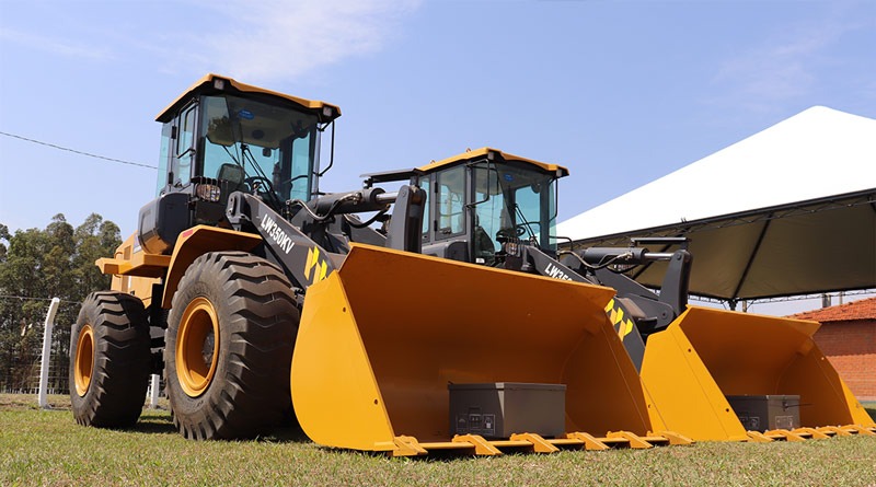 Com emenda da Deputada Federal Tereza Cristina, Prefeitura de Amambai adquire duas novas pás carregadeiras