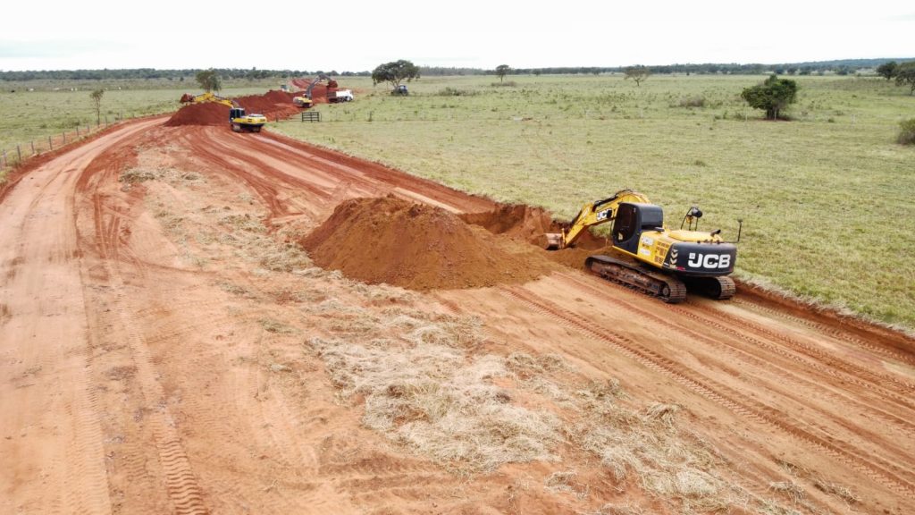 Prefeito de Amambai visita obra de reconstrução da estrada do Chorro