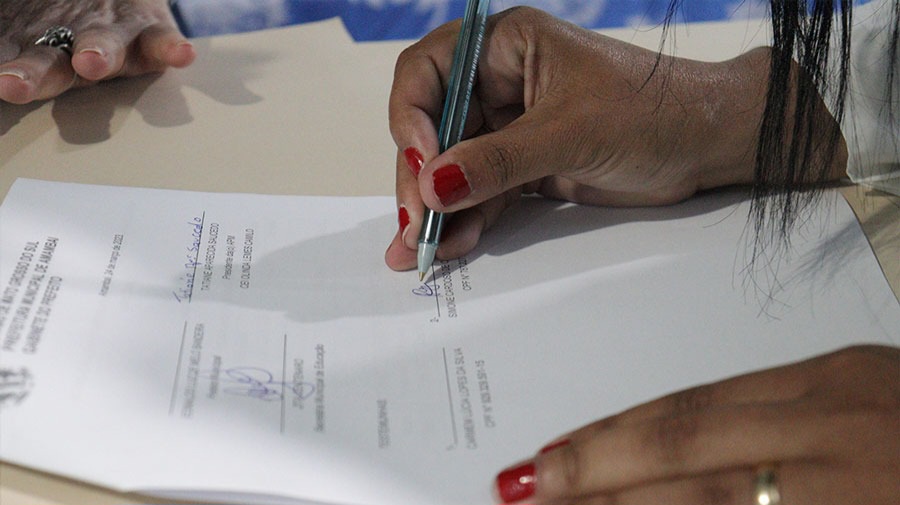 Diretoras e Associações de Pais e Mestres de unidades educacionais assinam convênio com a Secretaria Municipal de Educação