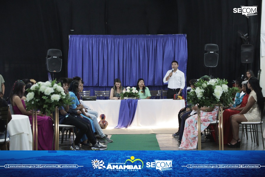 Alunos do 9º da Escola Municipal Ypyendy se formam em festa repleta de alegria e emoção