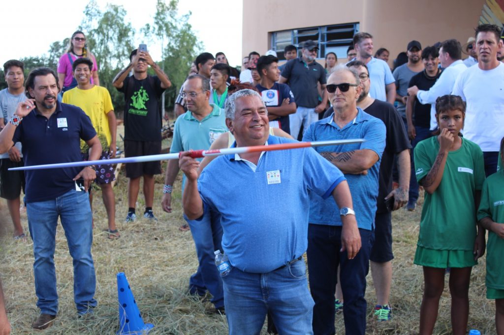 Prefeitura de Amambai e Governo do Estado distribuem materiais esportivos para aldeias indígenas