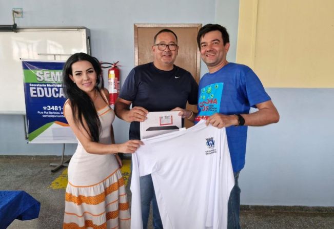 Prefeito Dr. Bandeira comemora entrega de tablets e camisetas para Agentes Comunitários de Saúde e de Endemias