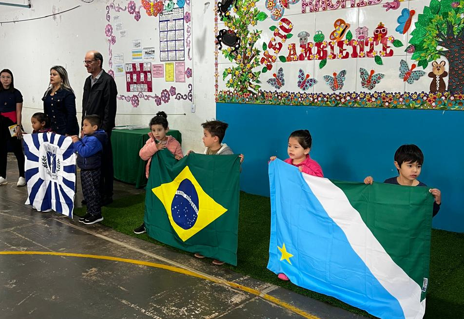Momento cívico reúne estudantes e fortalece valores de cidadania na Escola Rachid
