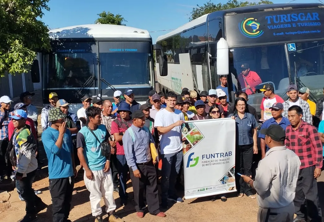 Casa do Trabalhador de Amambai encaminha 67 trabalhadores para colheita de maçã em Santa Catarina