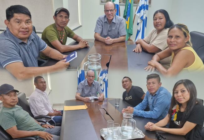 Prefeito Sérgio Barbosa recebe lideranças da Aldeia Limão Verde para buscar soluções pacíficas