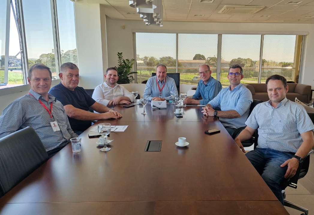 Prefeitura de Amambai, Acia e SRA  visitam unidade da Lar em Medianeira (PR)