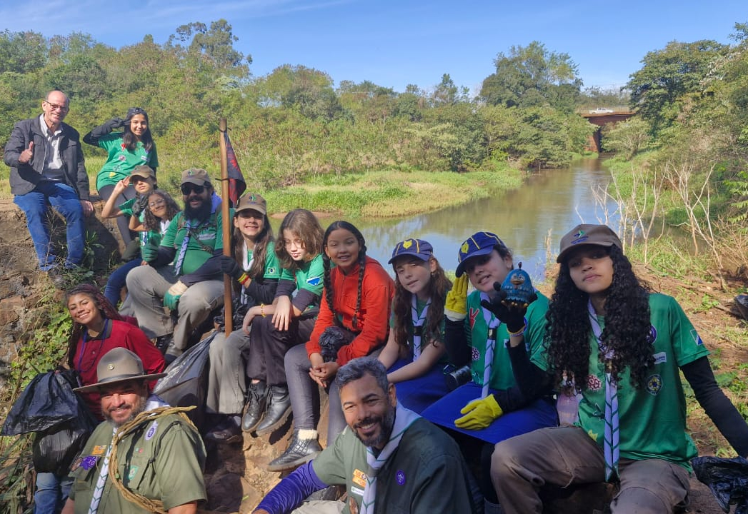 Escoteiros realizam ação ambiental no Parque Panduí em Amambai