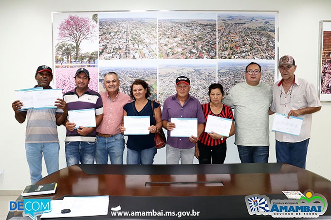 Participantes do curso de aplicação de medicamentos em bovinos receberam certificados das mãos do prefeito de Amambai