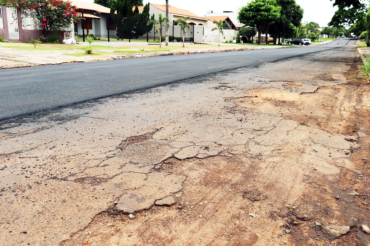 Em Amambai, obras não param: Prefeitura inicia recapeamento da rua Tiradentes em parceria com a Câmara