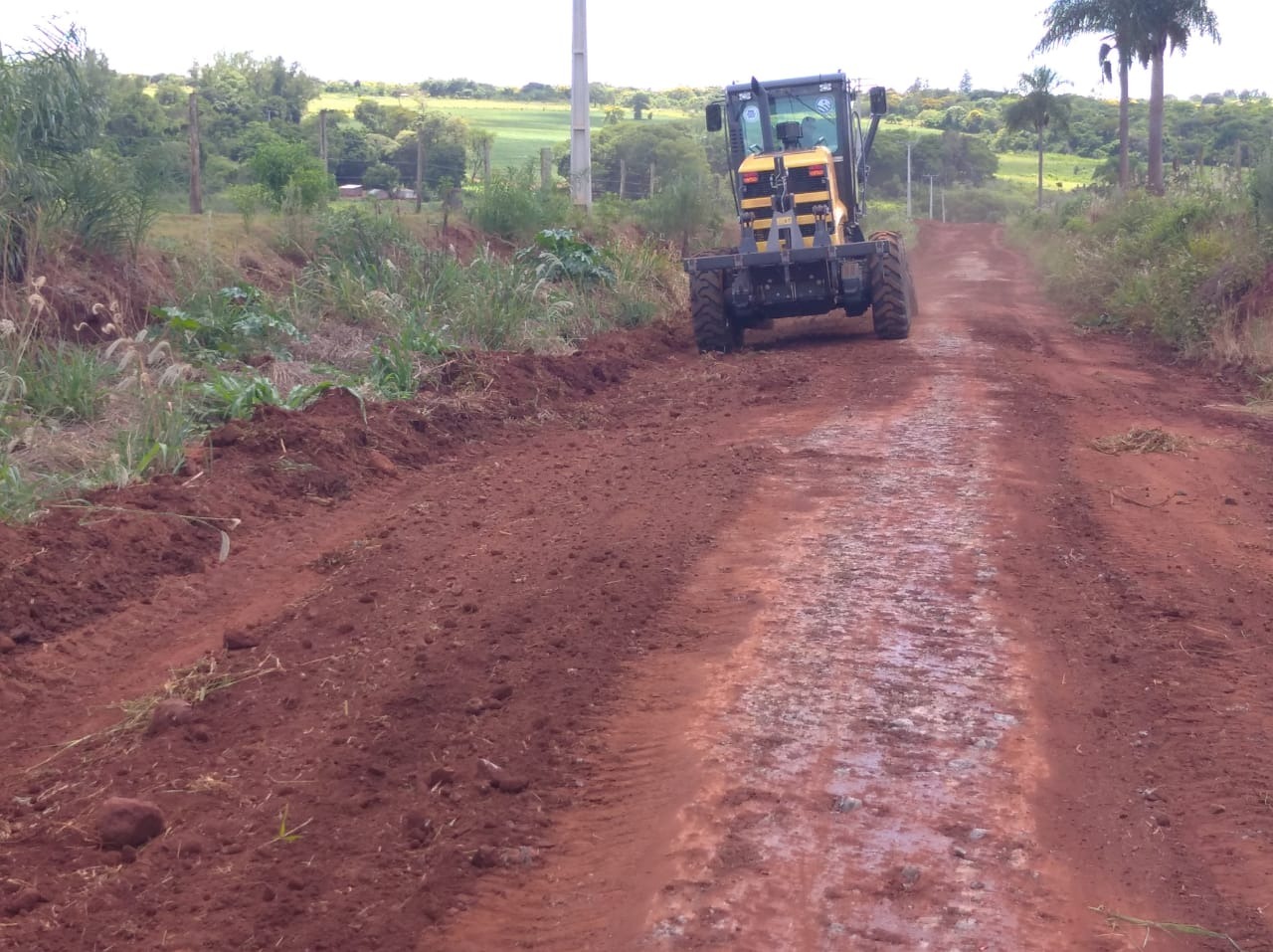 SEINFRA realiza intenso trabalho de manutenção de estradas vicinais em Amambai