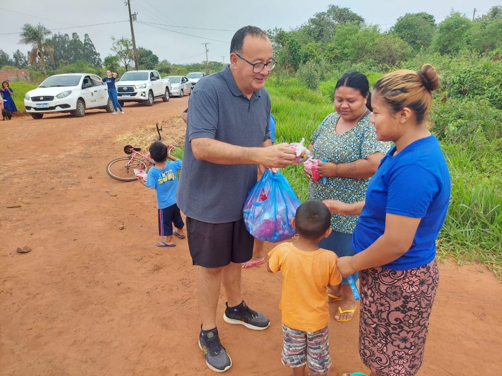 Prefeitura de Amambai leva alegria e doces às aldeias indígenas do município