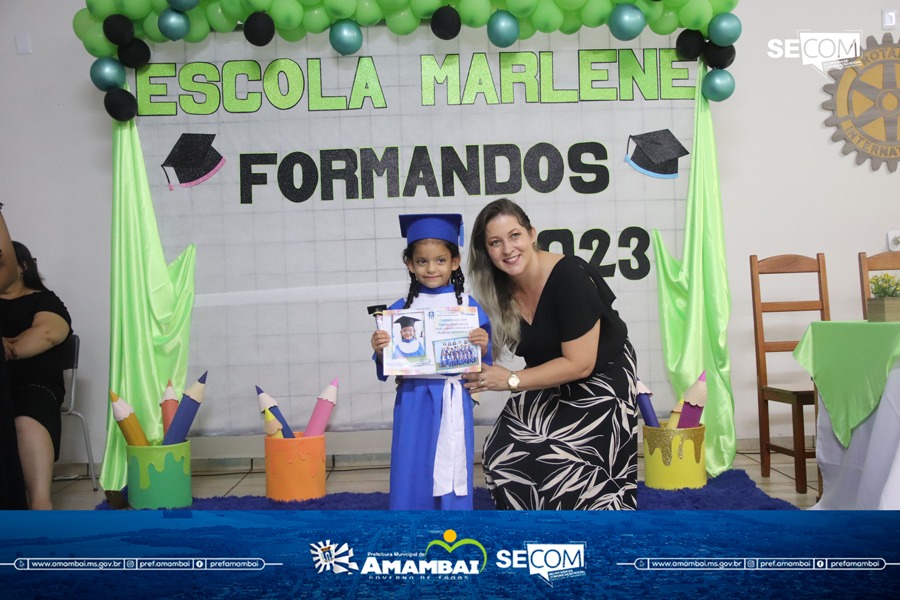 Alunos do Pré II da Escola Municipal Marlene Vilarinho recebem certificados de formatura