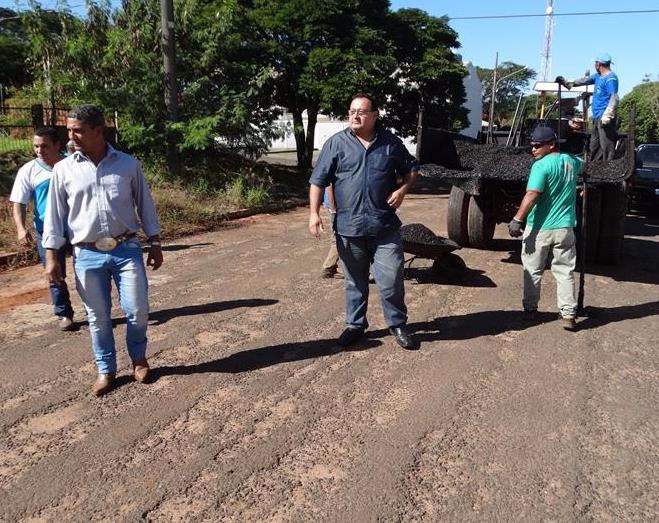 Com o asfalto seco, Prefeitura realiza operação tapa-buracos.