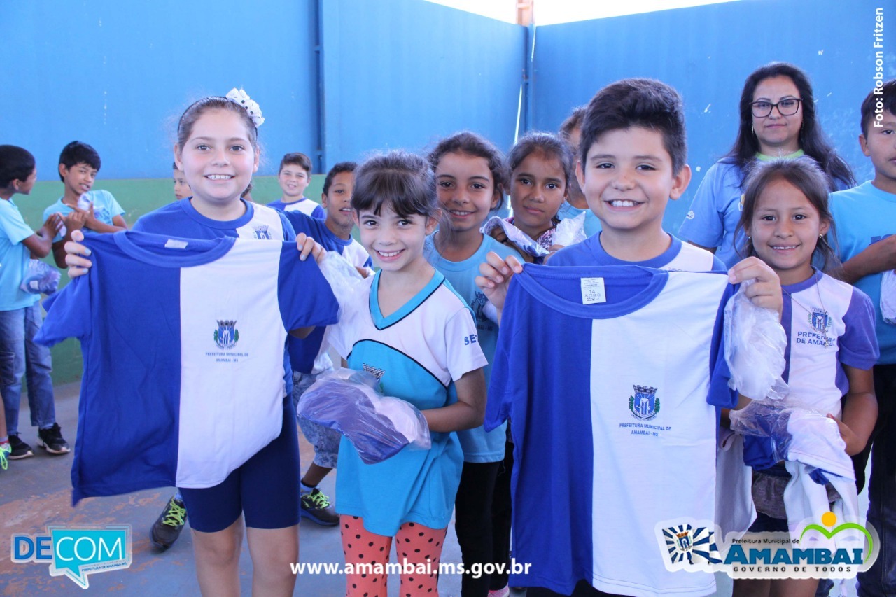 Prefeitura de Amambai entrega uniformes para alunos da Rede Municipal