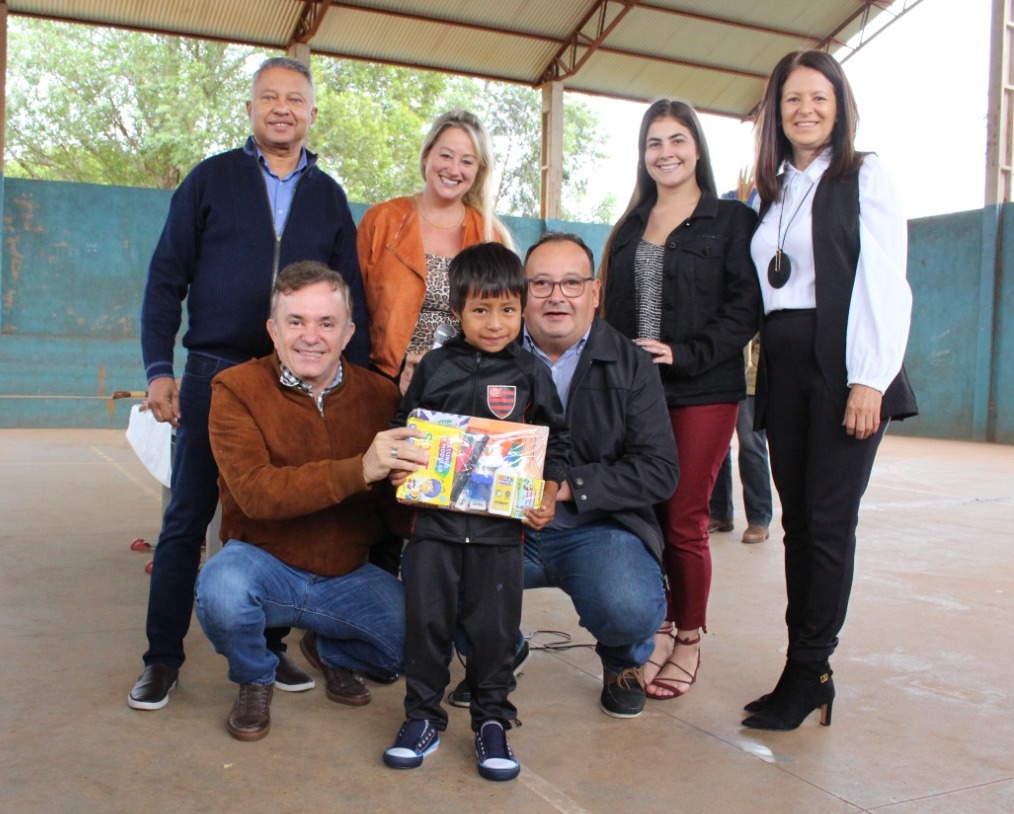 Durante agenda em Amambai, Vander Loubet acompanha prefeito Bandeira na entrega de tênis e kits escolares na aldeia Limão Verde