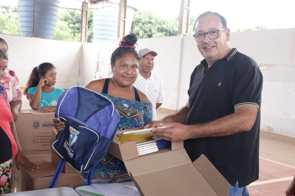 Amambai: Estudantes da rede municipal voltam às aulas com mochilas e kits escolares novos