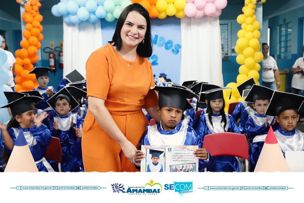 Alunos do Pré II do CEI Deborah Quinzani recebem certificados de conclusão da Educação Infantil