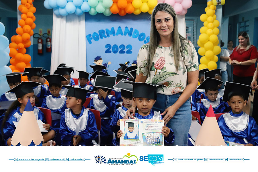Alunos do Pré II do CEI Deborah Quinzani recebem certificados de conclusão da Educação Infantil