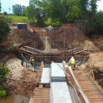 Prefeito de Amambai visita obra da ponte de concreto armado sobre o Rio Panduí