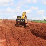 Trabalho de reestruturação de estradas é acompanhado pelo Prefeito de Amambai e equipe do consórcio CONISUL