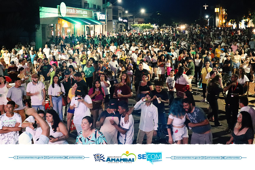 <strong>Com festa, população de  Amambai celebra a chegada de 2023 na Praça Coronel Valêncio de Brum</strong>