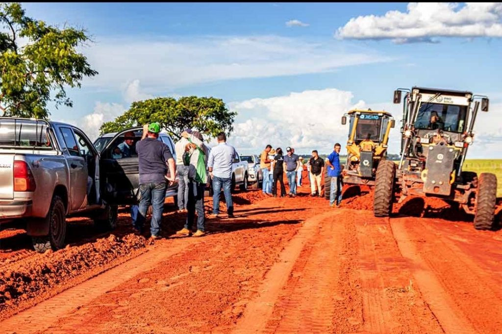 Membros do Consórcio CONISUL acompanham readequação de estradas com serviços de Bota Dentro em Amambai