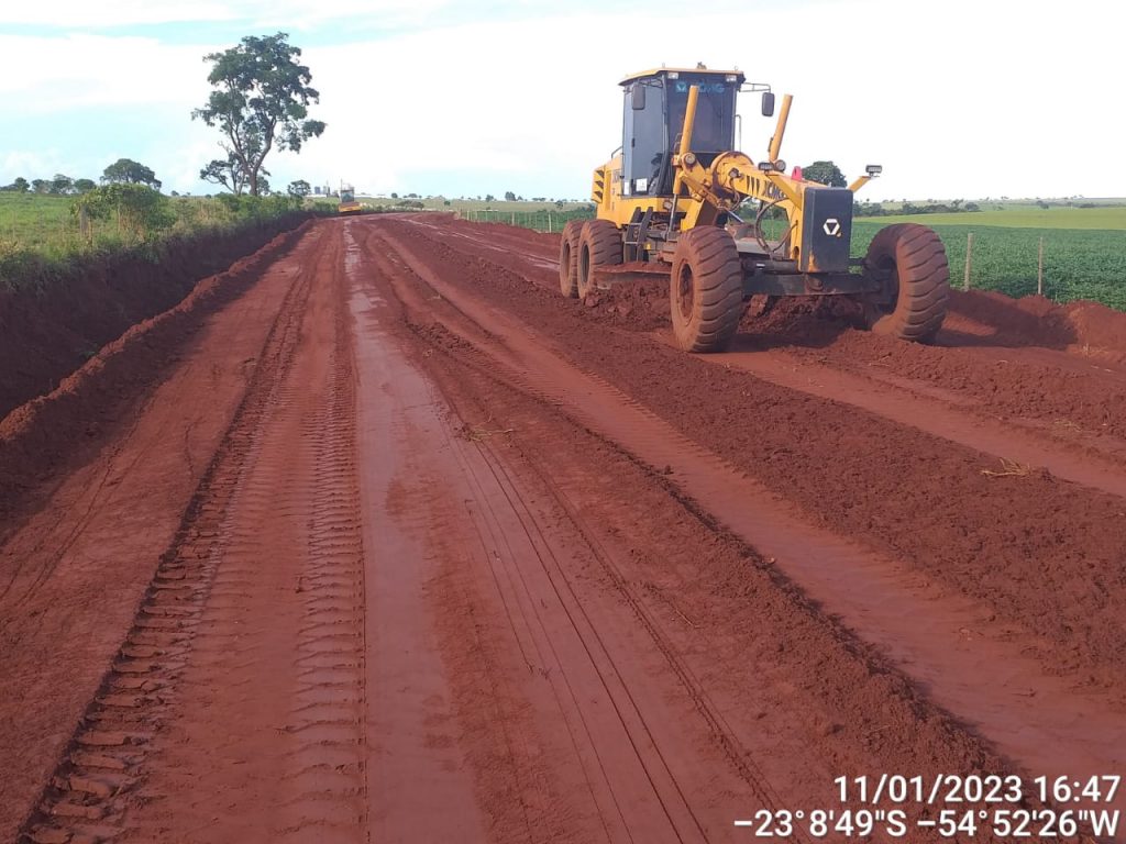 <strong>Com a proximidade da volta às aulas e do escoamento da produção de soja, SEINFRA intensifica trabalhos de manutenção em estradas vicinais de Amambai</strong>