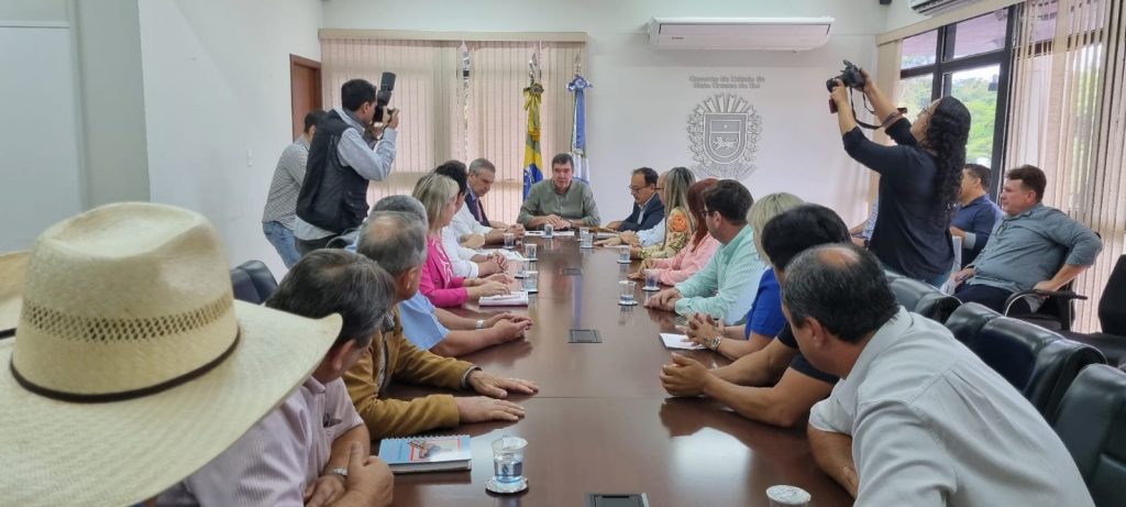 Prefeito, vice, secretários e vereadores de Amambai participam de audiência com o Governador do Estado em Campo Grande