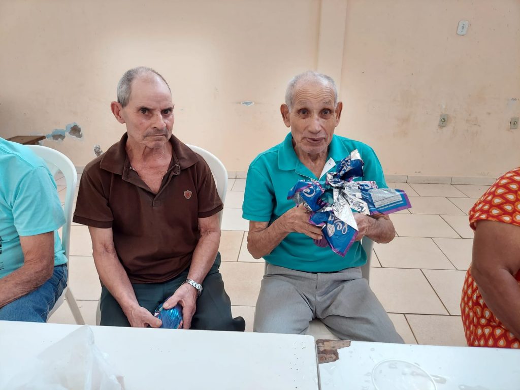Prefeitura distribui Ovos de Páscoa para os participantes do Serviço de Convivência e Fortalecimento de Vínculos de Idosos
