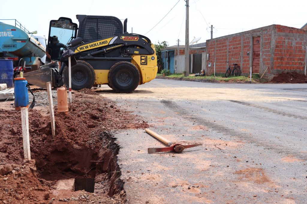 Prefeitura de Amambai intensifica frentes de asfalto no residencial Pôr do Sol II