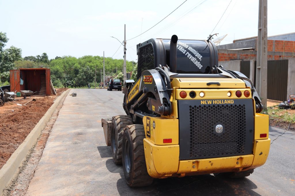 Prefeitura de Amambai intensifica frentes de asfalto no residencial Pôr do Sol II