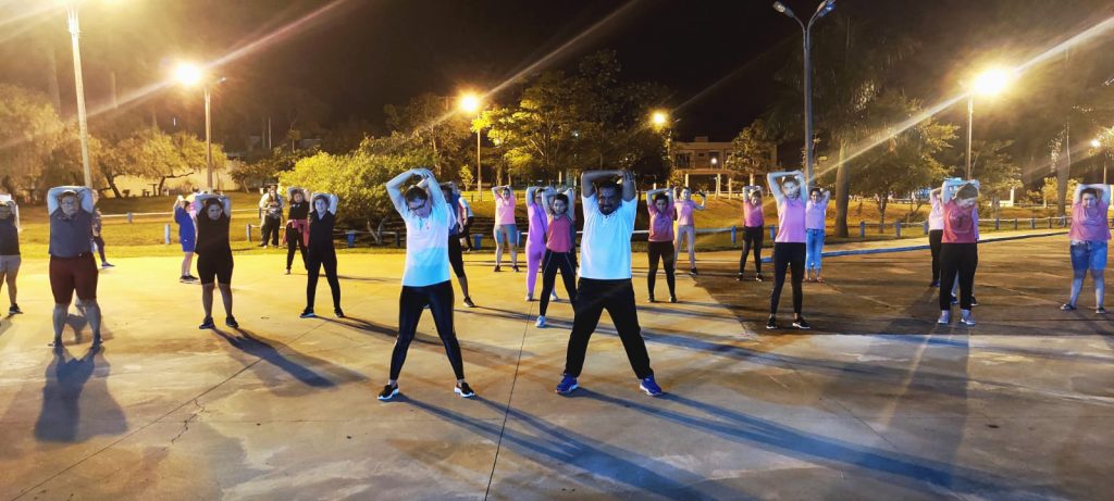 Mulheres de Amambai participam de atividade da campanha Outubro Rosa com aulão de ginástica laboral
