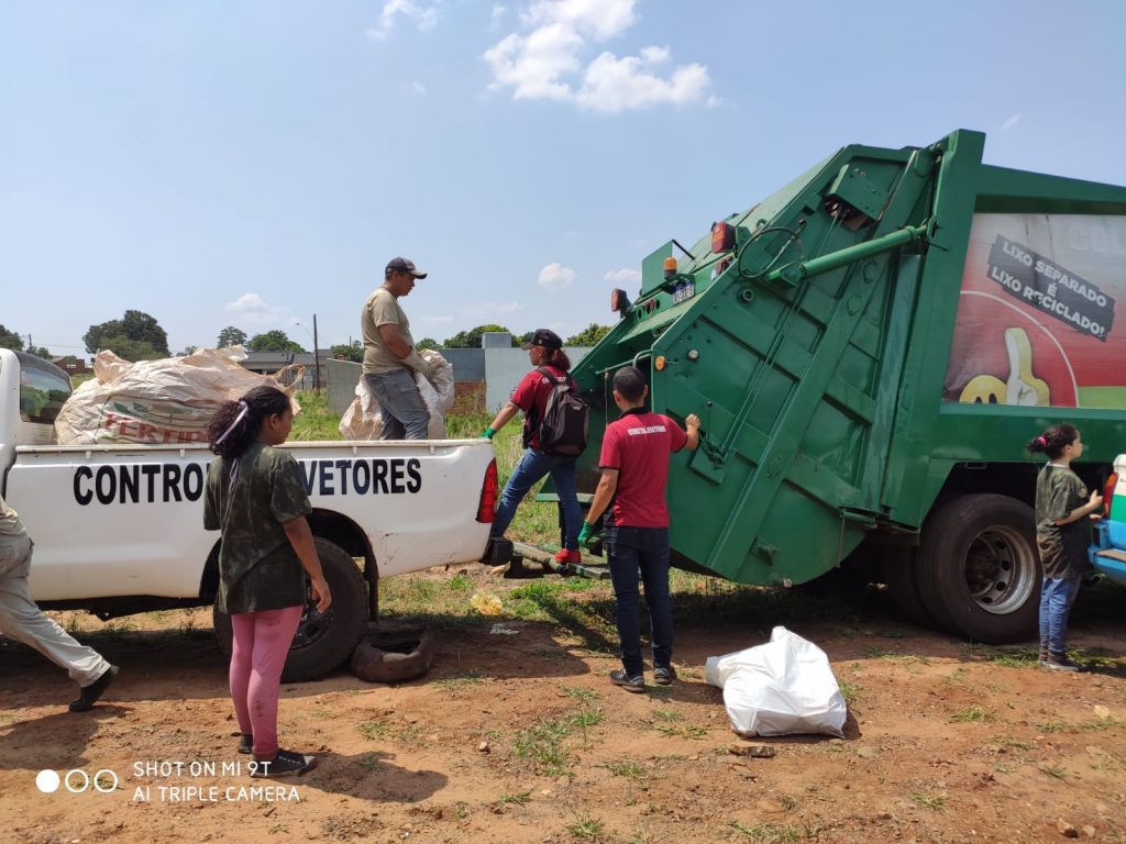 Alunos, servidores e militares realizam ação de preservação ambiental no Córrego Retiro