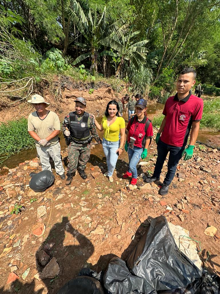 Alunos, servidores e militares realizam ação de preservação ambiental no Córrego Retiro