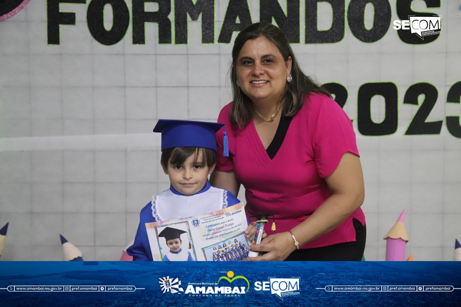 Alunos do Pré II da Escola Municipal Marlene Vilarinho recebem certificados de formatura