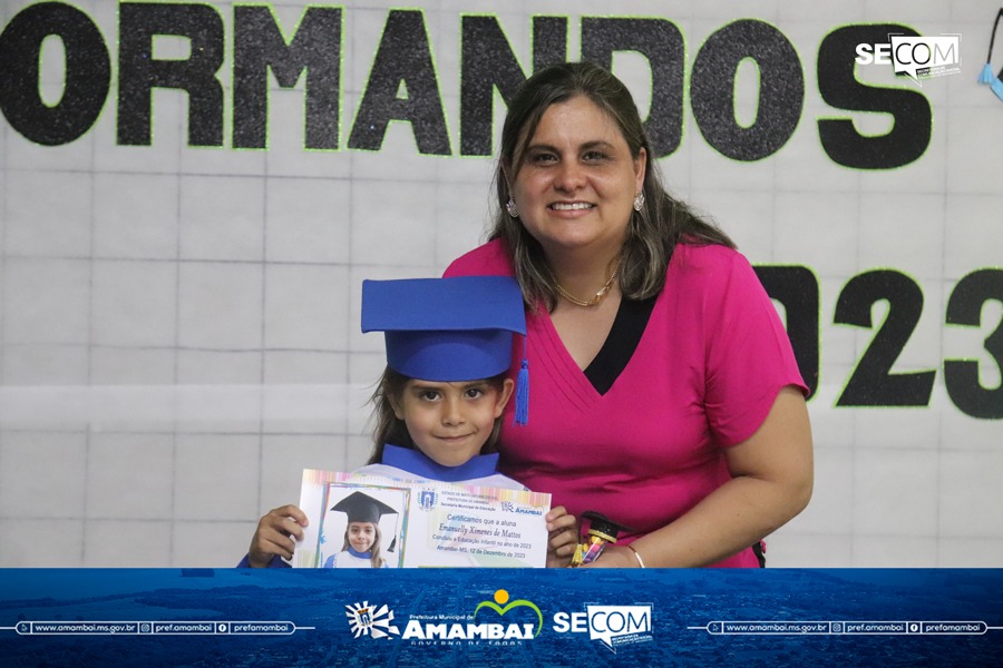Alunos do Pré II da Escola Municipal Marlene Vilarinho recebem certificados de formatura