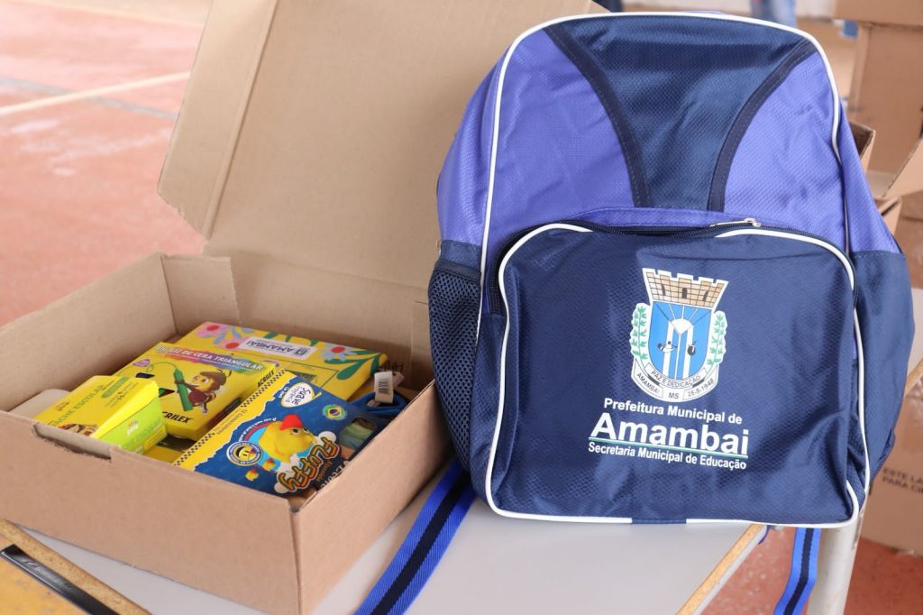 Amambai: Estudantes da rede municipal voltam às aulas com mochilas e kits escolares novos