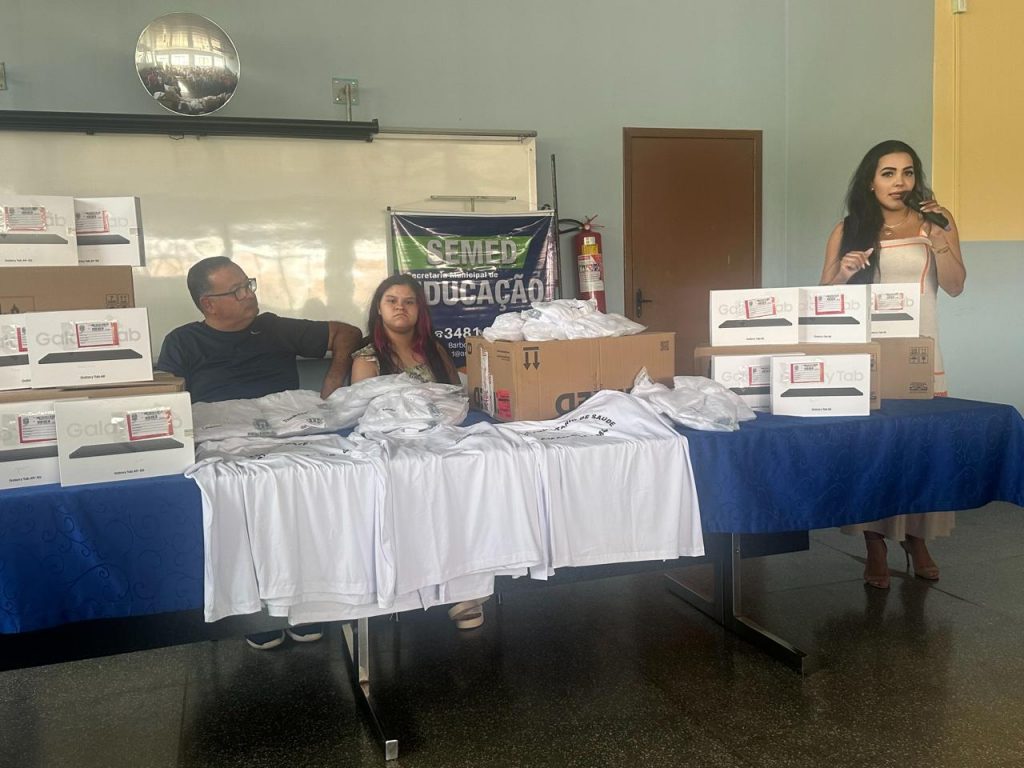 Prefeito Dr. Bandeira comemora entrega de tablets e camisetas para Agentes Comunitários de Saúde e de Endemias