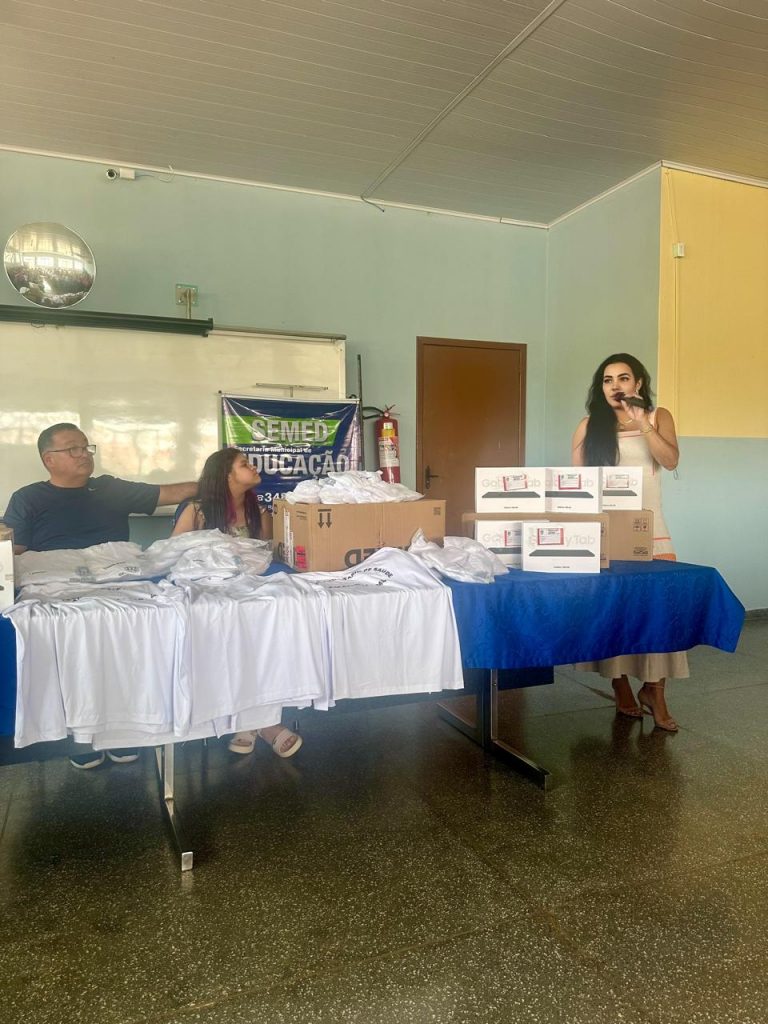 Prefeito Dr. Bandeira comemora entrega de tablets e camisetas para Agentes Comunitários de Saúde e de Endemias