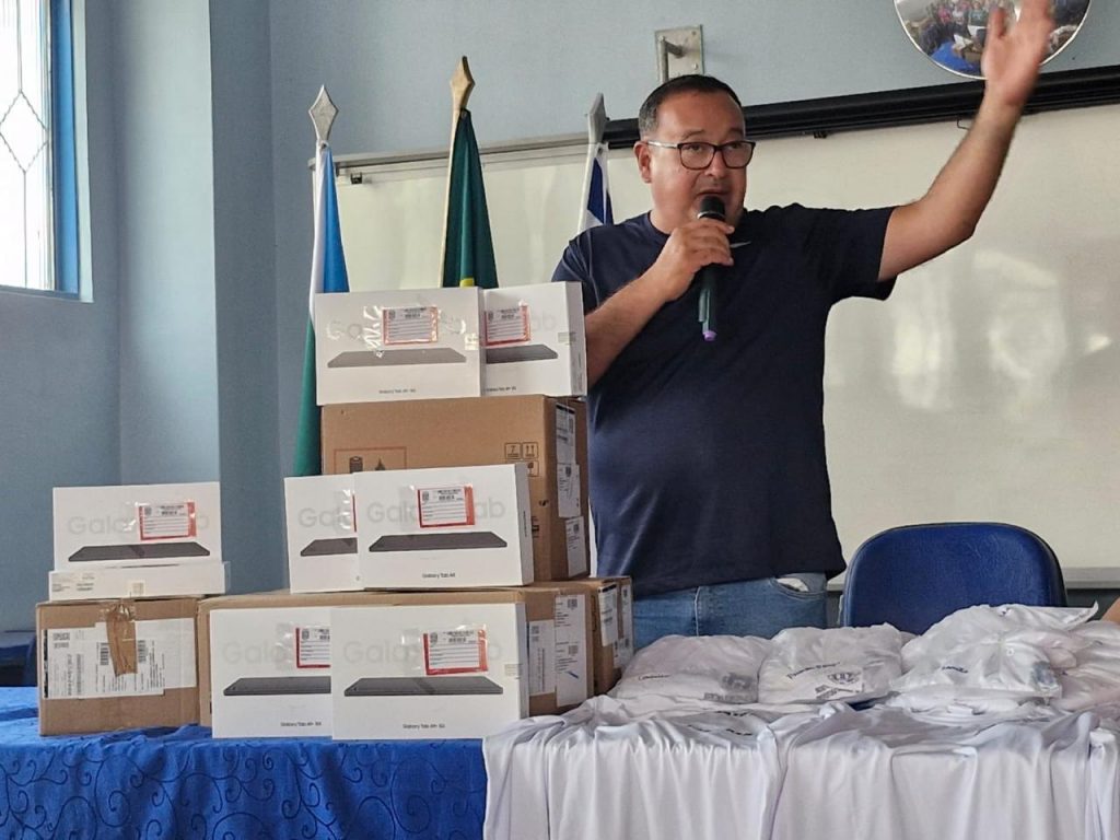 Prefeito Dr. Bandeira comemora entrega de tablets e camisetas para Agentes Comunitários de Saúde e de Endemias