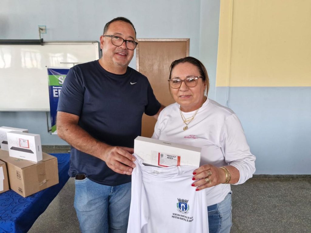 Prefeito Dr. Bandeira comemora entrega de tablets e camisetas para Agentes Comunitários de Saúde e de Endemias